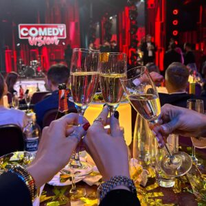 Viktoriya Galustyan Instagram - С @comedyclubru Новый год случается чуть раньше . Это будет потрясающий эфир в новогоднюю ночь . На мой взгляд самый яркий и красочный . Спасибо ребята за настроение 🔥🔥🔥