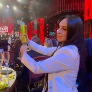 Viktoriya Galustyan Instagram - С @comedyclubru Новый год случается чуть раньше . Это будет потрясающий эфир в новогоднюю ночь . На мой взгляд самый яркий и красочный . Спасибо ребята за настроение 🔥🔥🔥