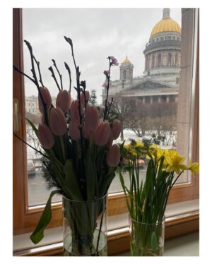 Viktoriya Isakova Instagram - Цветы хочется забрать с собой, какие то очень весенние и очень красивые! Спасибо за них 😘😘
Исаакий придётся оставить , но хочется почаще приезжать его проведывать))) 
А мы планируем вернуться в Санкт-Петербург осенью с «Костиком». Надеюсь всё случится. 
Сегодня ещё один спектакль и домой. 

#питерялюблютебя
@teatrpushkin