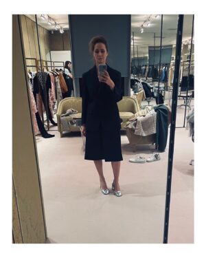 Viktoriya Isakova Instagram - Хочу все новое и красивое. 
Хочу пайетки , золотые, пусть они мне не идут. 
Хочу вкусную еду. 
Ненавижу пробки, но все хотят того же, что и я , поэтому носятся по магазинам и стоят в машинах в пробках. 
Если что, в метро тоже пробки , я проверила. 
В чем нужно встречать новыйгод, чтобы все было зашибись весь год? 
Мой план : пайетки( пижама с пайетками тоже 🔥🔥🔥, если что) , фильм «реальная любовь», шампанское и бумажка с желанием, больше одного не успеваю написать и сжечь, а потом прожевать то, что не сожглось и запить чем то пузырящимся. 
Все очень просто и понятно.