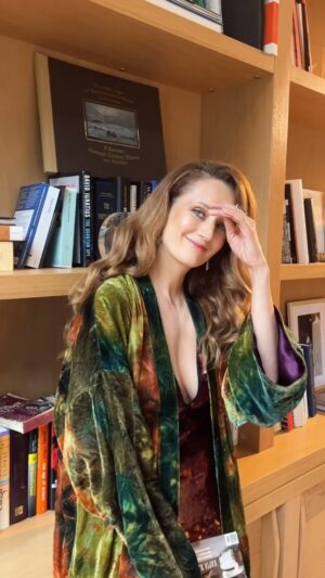 Viktoriya Isakova Instagram - Когда поняла
Что теперь какое то время хочешь сниматься только в рилсах 💃
Потому что это красиво 
 А в кинотеатрах  вас ждет просто умопомрачительно красивый #столеттомувперед 
❤️❤️❤️