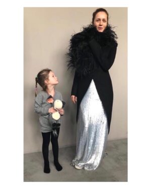 Viktoriya Isakova Instagram - Это Варя составила мне компанию на примерке к фильму «Вертинский» . Мы приехали к @teginsvetlana в @teginfashionhouse и отлично провели время. ( Варе разрешили все потрогать и покачаться на диване- качелях, которые стоят у Светы в мастерской) . 
Света придумала потрясающие женские образы, А Дима Андреев -мужские . 
Их вы уже могли увидеть в фильме. 
А Варя тогда впервые увидела, что происходит, когда Мама «едет на работу»)) ее вердикт  был такой: какая у тебя весёлая  работа и всё так красиво❤️
 А ещё на Варе кашемировое платье @teginsvetlana . 🔥🔥🔥

#вертинский 
#кино 
#авдотьясмирнова
#светланатегин
#дмитрийандреев