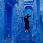 Vildan Atasever Instagram - Rif dağlarının yamacı , Fas’ın Kuzeybatısı , mavinin 50 tonuyla Mavi şehir “ Chefchaouen “ 🦋 Merci beaucoup @lefauxtegraphe Belle Coincidence . J’espére nous pouvons faire d’autres séance photo 🙏🏻
