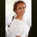 Vildan Atasever Instagram - Dost elinden gel olmazsa varılmaz Rızasız bahçenin gülü derilmez Kalpten kalbe bir yol vardır görülmez Gönülden gönüle gider Yol gizli gizli . @gbrideco