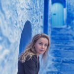 Vildan Atasever Instagram - Rif dağlarının yamacı , Fas’ın Kuzeybatısı , mavinin 50 tonuyla Mavi şehir “ Chefchaouen “ 🦋 Merci beaucoup @lefauxtegraphe Belle Coincidence . J’espére nous pouvons faire d’autres séance photo 🙏🏻