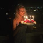 Vildan Atasever Instagram - Bugün benim doğum günümdü ve sizlerle daha da kıymetli oldu . Biliriz ki biri için gönlünüzden geçenleri yaşarsınız. Yaşamda en önemli servet yüreğinizde ki sevgidir. Sevgiyle kalın ve bana dile getirdiğiniz iyi kiler hayatınız olsun . İyi ki …. ❤️ #40 ❤️MV❤️