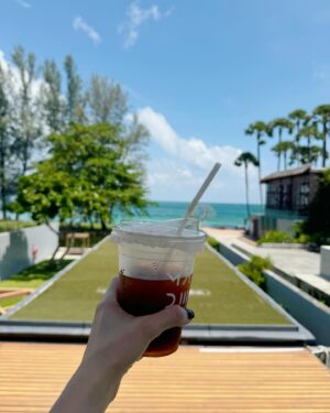 Vincy Chan Instagram - 二人成行，快閃叉叉電🤍

純粹諗住休息兩日所以主要都係留喺個Villa度
佢有個app勁好
可以透過佢call酒店嘅車，車你去酒店嘅設施，同frontdesk溝通，同埋Make Bookings 等
唔使成日打電話
對於唔鍾意打電話嘅我係幾好嘅😝
仲可以叫外賣幫你送到去你個Villa 
The Meka Sky Lounge d 野勁好食，佢下午四點幾先開場。我估主要俾人360度睇日落，所以記得太陽落山前就好去啦，唔好好似我咁Miss咗😊
想玩水泡🍩要喺出面自己買

@mauijim
#mauijim
#coloryoucanfeel
@sahooleung