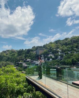 Vincy Chan Instagram - 二人成行，快閃叉叉電🤍

純粹諗住休息兩日所以主要都係留喺個Villa度
佢有個app勁好
可以透過佢call酒店嘅車，車你去酒店嘅設施，同frontdesk溝通，同埋Make Bookings 等
唔使成日打電話
對於唔鍾意打電話嘅我係幾好嘅😝
仲可以叫外賣幫你送到去你個Villa 
The Meka Sky Lounge d 野勁好食，佢下午四點幾先開場。我估主要俾人360度睇日落，所以記得太陽落山前就好去啦，唔好好似我咁Miss咗😊
想玩水泡🍩要喺出面自己買

@mauijim
#mauijim
#coloryoucanfeel
@sahooleung