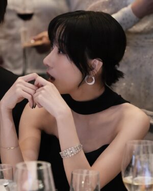 Vincy Chan Instagram - One of my favorite Disney character is Maleficent 🖤

Jewellery @emperorjewellery 
Outfit @victorchanstudio
