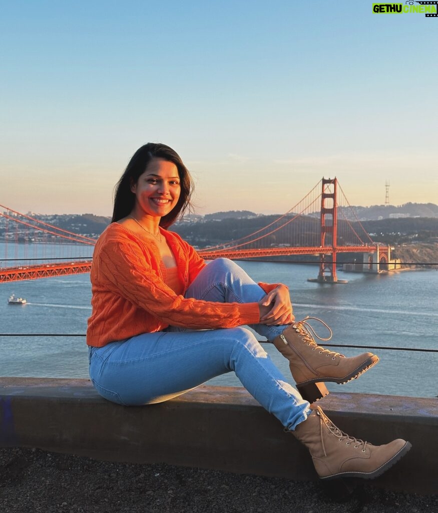 Vinitha Jaganathan Instagram - Let the world know as you are. Tired but I can pose 💃🏻 . . . . #throwback . . #sanfrancisco #california #cali #sunset #goldengate #ootd #outfit #pose #indiatravelgram #travel