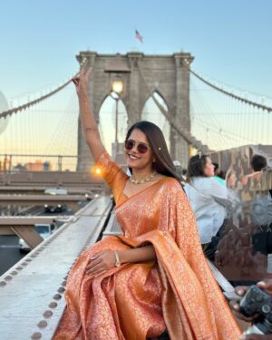 Vinitha Jaganathan Instagram - 🧡love🧡
Beautiful Saree - @ewkart.in 
.
.
.
.
.
#newyork #new #nyc #saree #love #smile #brooklyn #bridge #traditional #post #instagood #instagram #instadaily #instafashion #style
