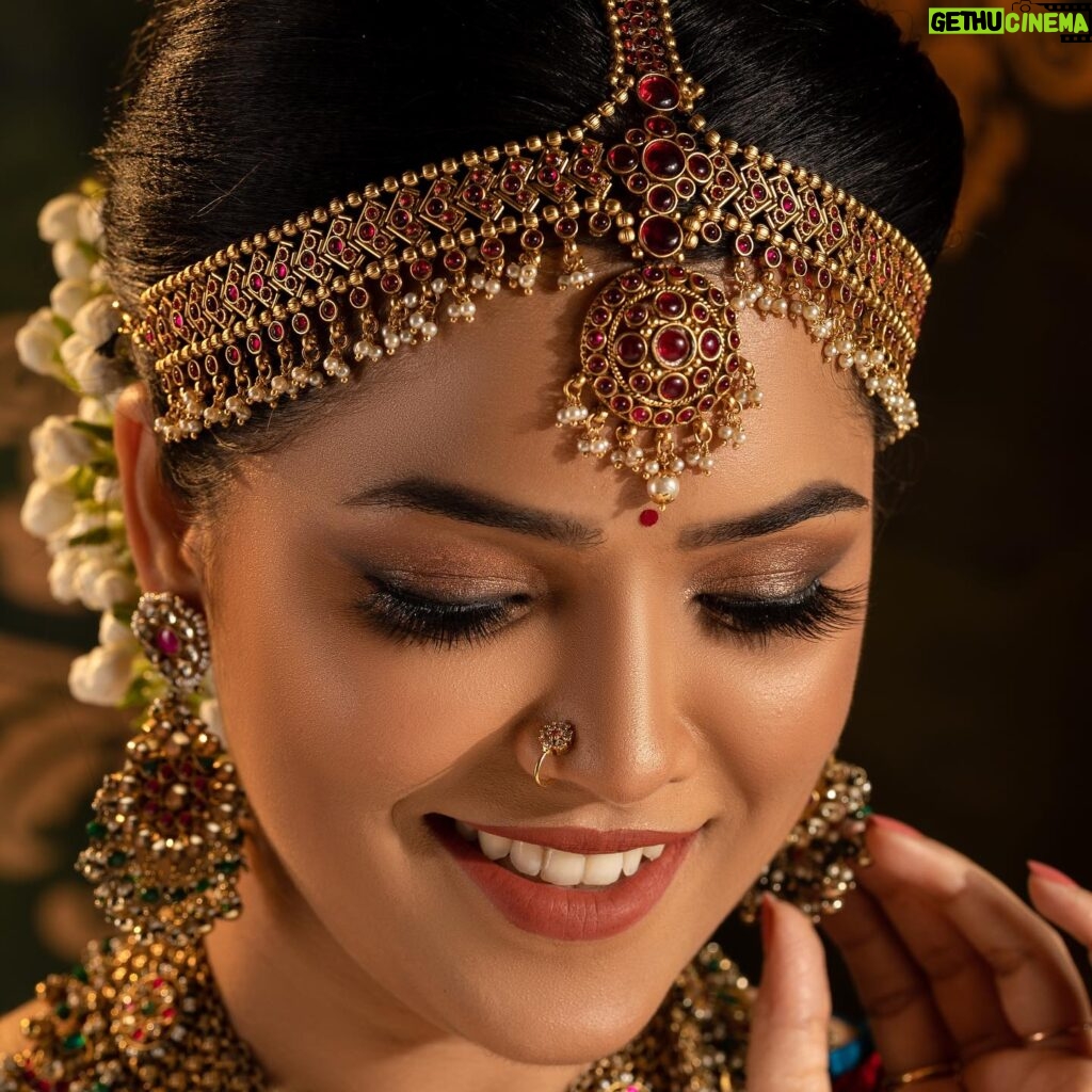 Vinitha Jaganathan Instagram - Shoots of sweh artistry🌸❤️ Happy new year insta family💥 Makeup,Hairstyles,draping - @sweh_artistry Inframe @vinithajaganathan_official Costume @sevvisilks Jewels @chennai_jazz Photography @vdop_photography #makeuplook #makeuptransformation #makeuplife #bridalmakeup #bridal #bridalhair #muachennai #instatrend #trendingreels #tamilsongs #trend #trendingsongs #makeuplover #instagram #instagood #instalike
