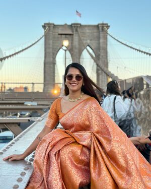 Vinitha Jaganathan Instagram - 🧡love🧡
Beautiful Saree - @ewkart.in 
.
.
.
.
.
#newyork #new #nyc #saree #love #smile #brooklyn #bridge #traditional #post #instagood #instagram #instadaily #instafashion #style
