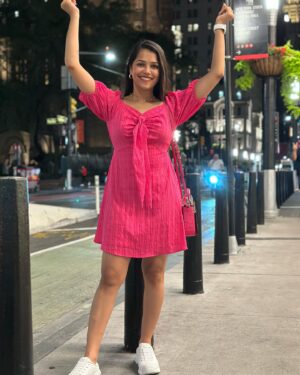 Vinitha Jaganathan Instagram - POV: you are looking through my camera roll 
.
.
.
.
.
#photo #photooftheday #photodump #newyork #wholefoods #pose #dress #dressup