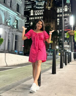 Vinitha Jaganathan Instagram - POV: you are looking through my camera roll 
.
.
.
.
.
#photo #photooftheday #photodump #newyork #wholefoods #pose #dress #dressup