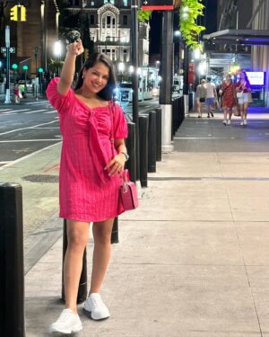Vinitha Jaganathan Instagram - POV: you are looking through my camera roll 
.
.
.
.
.
#photo #photooftheday #photodump #newyork #wholefoods #pose #dress #dressup