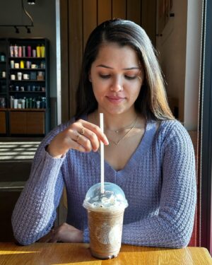 Vinitha Jaganathan Instagram - What should be the caption for 2nd pic? 🤷🏻‍♀️
.
.
.
.
#starbucks #ootd #photooftheday #instagood #christmas #vibes