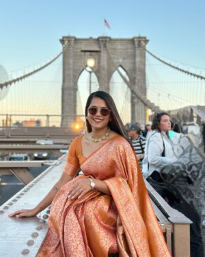 Vinitha Jaganathan Instagram - 🧡love🧡
Beautiful Saree - @ewkart.in 
.
.
.
.
.
#newyork #new #nyc #saree #love #smile #brooklyn #bridge #traditional #post #instagood #instagram #instadaily #instafashion #style