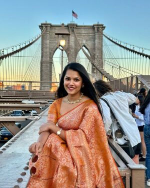 Vinitha Jaganathan Instagram - 🧡love🧡
Beautiful Saree - @ewkart.in 
.
.
.
.
.
#newyork #new #nyc #saree #love #smile #brooklyn #bridge #traditional #post #instagood #instagram #instadaily #instafashion #style