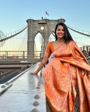 Vinitha Jaganathan Instagram - 🧡love🧡
Beautiful Saree - @ewkart.in 
.
.
.
.
.
#newyork #new #nyc #saree #love #smile #brooklyn #bridge #traditional #post #instagood #instagram #instadaily #instafashion #style