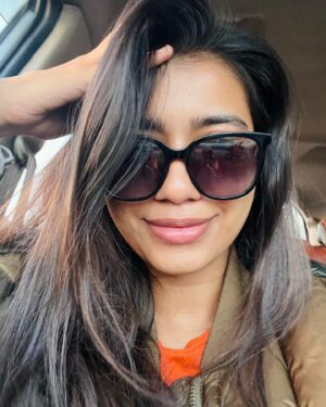Vinsu Rachel Sam Instagram - Just thought Il tell y’all that I’m here taking selfies at 6 am 😌
.
.
#shootlife