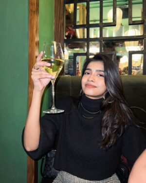 Vinsu Rachel Sam Instagram - Few days into 2023, and I have already undergone all the emotions shown in these photos 🤙🏻
.
.
It may seem like I can’t keep this glass of wine aside, but I assure you I’m not an alcoholic. In fact, I’m far from it #generalknowledge
