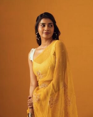 Vinsu Rachel Sam Instagram - the hue of Joy 🌻

Inframe @vinsu.sam 

Styling @keerthysampath 

Photography @prachuprashanth 

MUA @meera.peace.love 

Hairstylist @hair_by_aiswaryaraj 

Studio @studioi.india