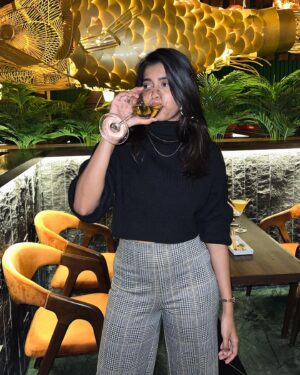 Vinsu Rachel Sam Instagram - Few days into 2023, and I have already undergone all the emotions shown in these photos 🤙🏻
.
.
It may seem like I can’t keep this glass of wine aside, but I assure you I’m not an alcoholic. In fact, I’m far from it #generalknowledge