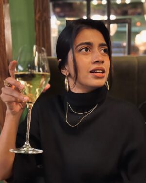 Vinsu Rachel Sam Instagram - Few days into 2023, and I have already undergone all the emotions shown in these photos 🤙🏻
.
.
It may seem like I can’t keep this glass of wine aside, but I assure you I’m not an alcoholic. In fact, I’m far from it #generalknowledge
