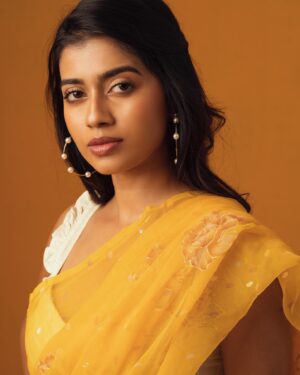 Vinsu Rachel Sam Instagram - the hue of Joy 🌻

Inframe @vinsu.sam 

Styling @keerthysampath 

Photography @prachuprashanth 

MUA @meera.peace.love 

Hairstylist @hair_by_aiswaryaraj 

Studio @studioi.india