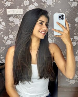 Vinsu Rachel Sam Instagram - Atrocities of a hair product shoot 🙋‍♀️
 
Disclaimer - I have extensions added , but I’m manifesting this thicc hair. Please God , TIA 
.
The hair magic creators @rachelstylesmith