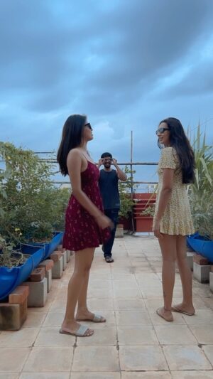 Vinsu Rachel Sam Instagram - When all that your friends wanted was to do one reel but you have to mess it up because you were too busy being distracted when they were rehersing! 😇😝
#sillygal #poorfrands #stuckwithoutachoice #iamthatfriend