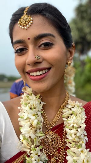 Vinsu Rachel Sam Instagram - Wanted to be a part of the whole Diwali postings on Instagram, so here’s a BTS from #natchathiramnagargiradhu ‘Roshini’ look for Diwali celebrations yaaaay 🤓
.
.
#explore #paranjith #setlife #shooting #shootingdays #neelamproductions #yaazhifilms #diwali #celebrations