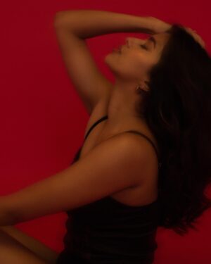 Vinsu Rachel Sam Instagram - Paid shoots are cool and all, but a bunch of artists getting together to let their creativity overtake them - that’s something else. 
Loved doing this with the popular duo - @balakumaran.19 @deekshitanikkam 🌹
MUAH @teamdiamondartistry 
.
.
#photography #photoshoot #blackandred #creative #beautyshots #styling