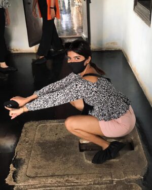 Vinsu Rachel Sam Instagram - Swipe left for a hawt-er pose 
.
.
#sexygalsofinsta #canttouchthis