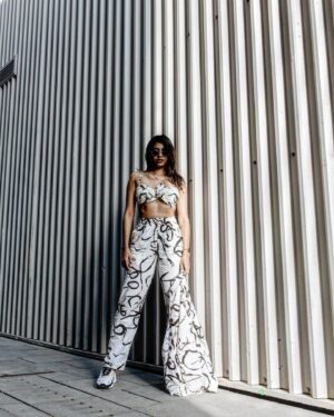 Vinsu Rachel Sam Instagram - Got to do this kickass shoot in Dubai  with this kickass, super fast photographer @mahimalizbeth 🌹
.
#goalsss #photoshoot #dubai #homeawayfromhome
