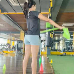 Vinsu Rachel Sam Instagram - Been at this for a while but watch me still mukkify for a push up that I just cannot do. But consistency is key or some shit like that 🤷‍♀️
.
Full credits to my trainer @anirudhram who tries to get me to workout even when I travel but alas he fails 
Love u tho 🌹
.
[workout gym session mobility strength training conditioning still can’t do a push up]
