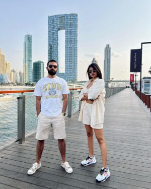 Vinsu Rachel Sam Instagram - Dropping an album real soon x
.
.
Wearing @tadkabymadhu 
#vacation #homeawayfromhome #fambam