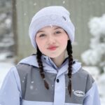 Violet McGraw Instagram - Love making memories with all these people. Snow, skiiing, boarding, eating, belly laughs until 2am, games, draft folder, fyp 🤣🤣🤣 #mcgordons #framily