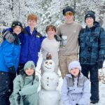 Violet McGraw Instagram - Love making memories with all these people. Snow, skiiing, boarding, eating, belly laughs until 2am, games, draft folder, fyp 🤣🤣🤣 #mcgordons #framily