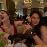 Violett Beane Instagram - A night of caviar and murder to celebrate @deathdetailshulu 2-part finale out tomorrow 🔪🩸 Find out who’s behind all of it. Fav model partner. Moose boy @itsamandalim Styling. @itsamandalim Hair Makeup. Meeee Dress. @marialuciahohan24 Heels. @brunomagliofficial Jewels. @davidyurman Gloves. @laelosnessofficial Bag. @simkhai
