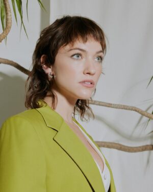 Violett Beane Instagram - @schonmagazine talking all things @deathdetailshulu 🌟 Last episode before the 2-part finale is out tonighttttt 🌟 All episodes will be streaming March 5th. BUCKLE UP 🫣

photography. @philchester   @sarakbyrne
fashion. @tracyshapoff @forwardartists
talent. @violettbeane
hair. @josephchase for @exclusiveartists using @unite_hair
make up. @staceytan_ @forwardartists using @isamayabeauty   @milkmakeup
fashion   make up assistant. @cassidy.mamula
location. @figandoak
interview. @alperkurtul