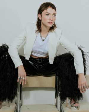 Violett Beane Instagram - @schonmagazine talking all things @deathdetailshulu 🌟 Last episode before the 2-part finale is out tonighttttt 🌟 All episodes will be streaming March 5th. BUCKLE UP 🫣

photography. @philchester   @sarakbyrne
fashion. @tracyshapoff @forwardartists
talent. @violettbeane
hair. @josephchase for @exclusiveartists using @unite_hair
make up. @staceytan_ @forwardartists using @isamayabeauty   @milkmakeup
fashion   make up assistant. @cassidy.mamula
location. @figandoak
interview. @alperkurtul