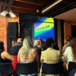 Virginia Cavendish Instagram - Ontem foi dia de ir na festa de premiação da ABC cine. A ABC é a associação brasileira de cinematografia e reúne profissionais do audiovisual brasileiro com o objetivo de incentivar a troca de ideias e informações para democratizar e multiplicar o aperfeiçoamento técnico e artístico da categoria. O evento premia as funções técnicas do audiovisual, como direção de fotografia, direção de arte e som. Eu tive o prazer de entregar o premio de melhor direção de arte em filmes de longa metragem de ficção. Uma festa linda e muito bem organizada onde pude encontrar amigos da área, como @karineteles @camilamardila @christianmalheiros_ @fepavao @mustaphab e Afonso Beato. Além de ser na cinemateca brasileira, um lugar lindo de se ir. Para quem mora em São Paulo ou para quem visita a cidade, vale muito o passeio. (O carro sujo é meu, a bolsa maravilhosa não é #ad , é que amo e eh vegana e sustentável) #cinema #abccine #premiacao #virginiaCavendish