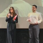 Virginia Cavendish Instagram - Ontem foi dia de ir na festa de premiação da ABC cine. A ABC é a associação brasileira de cinematografia e reúne profissionais do audiovisual brasileiro com o objetivo de incentivar a troca de ideias e informações para democratizar e multiplicar o aperfeiçoamento técnico e artístico da categoria. O evento premia as funções técnicas do audiovisual, como direção de fotografia, direção de arte e som. Eu tive o prazer de entregar o premio de melhor direção de arte em filmes de longa metragem de ficção. Uma festa linda e muito bem organizada onde pude encontrar amigos da área, como @karineteles @camilamardila @christianmalheiros_ @fepavao @mustaphab e Afonso Beato. Além de ser na cinemateca brasileira, um lugar lindo de se ir. Para quem mora em São Paulo ou para quem visita a cidade, vale muito o passeio. (O carro sujo é meu, a bolsa maravilhosa não é #ad , é que amo e eh vegana e sustentável) #cinema #abccine #premiacao #virginiaCavendish