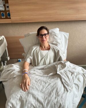 Virginia Cavendish Instagram - Vamos de textão, para quem não quiser ler, o resumo é o seguinte;
Há exato um mês, fiz minha operação de explante de silicone.

 Antes de começar, só mais uma coisa: sou a favor da liberdade dos corpos, que cada pessoa faça o que quiser para ser sentir bem. Para encontrar a sua melhor expressão. E é uma alegria saber que o silicone pode ajudar a essas pessoas.

 Sim, apesar de sempre ter sido considerada uma mulher de seios grandes “vide a fala do Padeiro no Auto da Compadecida; “ombros largos, seios fartos”, no início dos anos 2000 fui convencida a colocar silicone.
Só que eu era bem alienada em relação as responsabilidades sobre mim mesma nessa época. Não me importei se algum dia precisaria operar outra vez etc. Nessa época o silicone era realmente uma moda. 

Nessa minha primeira operação o silicone aumentou o tamanho dos meus seios um pouco. Percebi pelas roupas, mas me acostumei em seguida. E não me incomodava esse pequeno aumento. 

Sem ainda pensar muito, onze anos depois, resolvi trocar, fazer outra operação, dessa vez com um outro médico. O silicone pesou e eu não estava satisfeita com os meus seios. Sim, eles pesam. 
Eu confiava muito nesse médico, é um grande cirurgião e nem pedi detalhes de nada. Só disse que não queria aumentar. 
Ele, por sua própria vontade, (eu sei que foi com a melhor das intenções) resolveu trocar o tamanho de 190 para 265 miligramas. E não me disse.
Eu fui percebendo aos poucos, só na minha primeira filmagem depois da troca que eu pude ver realmente que tinha aumentado bastante e fiquei muito incomodada. Operar não é uma coisa simples. Convivi com esse incômodo por nove anos.

Enfim, depois de muitas sessões de análise, porque os seios são sim, muito importantes para uma mulher, decidi explantar.
Para essa nova operação fui a cinco consultas com médicos diferentes, quatro deles falaram para eu colocar um silicone menor. Uma única médica falou para eu pensar em tirar, assim me livraria de operações futuras e possíveis complicações advindas do silicone. Hoje em dia é sabido que diversas doenças autoimunes surgem através do gatilho de um corpo estranho dentro da gente. O silicone é um corpo estranho. 
- Continua nos comentários -