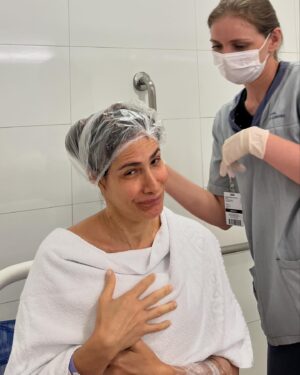 Virginia Cavendish Instagram - Vamos de textão, para quem não quiser ler, o resumo é o seguinte;
Há exato um mês, fiz minha operação de explante de silicone.

 Antes de começar, só mais uma coisa: sou a favor da liberdade dos corpos, que cada pessoa faça o que quiser para ser sentir bem. Para encontrar a sua melhor expressão. E é uma alegria saber que o silicone pode ajudar a essas pessoas.

 Sim, apesar de sempre ter sido considerada uma mulher de seios grandes “vide a fala do Padeiro no Auto da Compadecida; “ombros largos, seios fartos”, no início dos anos 2000 fui convencida a colocar silicone.
Só que eu era bem alienada em relação as responsabilidades sobre mim mesma nessa época. Não me importei se algum dia precisaria operar outra vez etc. Nessa época o silicone era realmente uma moda. 

Nessa minha primeira operação o silicone aumentou o tamanho dos meus seios um pouco. Percebi pelas roupas, mas me acostumei em seguida. E não me incomodava esse pequeno aumento. 

Sem ainda pensar muito, onze anos depois, resolvi trocar, fazer outra operação, dessa vez com um outro médico. O silicone pesou e eu não estava satisfeita com os meus seios. Sim, eles pesam. 
Eu confiava muito nesse médico, é um grande cirurgião e nem pedi detalhes de nada. Só disse que não queria aumentar. 
Ele, por sua própria vontade, (eu sei que foi com a melhor das intenções) resolveu trocar o tamanho de 190 para 265 miligramas. E não me disse.
Eu fui percebendo aos poucos, só na minha primeira filmagem depois da troca que eu pude ver realmente que tinha aumentado bastante e fiquei muito incomodada. Operar não é uma coisa simples. Convivi com esse incômodo por nove anos.

Enfim, depois de muitas sessões de análise, porque os seios são sim, muito importantes para uma mulher, decidi explantar.
Para essa nova operação fui a cinco consultas com médicos diferentes, quatro deles falaram para eu colocar um silicone menor. Uma única médica falou para eu pensar em tirar, assim me livraria de operações futuras e possíveis complicações advindas do silicone. Hoje em dia é sabido que diversas doenças autoimunes surgem através do gatilho de um corpo estranho dentro da gente. O silicone é um corpo estranho. 
- Continua nos comentários -