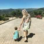 Virginia Da Cunha Instagram - THEA 🎂❤️💫 Hoy cumple años una de mis personas favoritas del mundo, mi sobrina Thea. Armé este album con momentos inolvidables a lo largo de los 8 años transcurridos. Disfruté tanto buscarla por el cole o arte donde me esperaba con un cuadro para mi. Bailamos juntas y la ayude a sacar su primer single “Future Unicorns”. Inolvidables las preparadas coquetas para salir a pasear y a comer sushi, nuestros encuentros en viajes y dormidas que terminaban conmigo en el piso. Te amo Thea, a seguir disfrutando y creando!