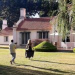Virginia Da Cunha Instagram - KILL VIR 🙅‍♀️🍷⚠️ Lo que nos hemos reído ayer grabando escenas de conocidas películas en @chateauancon para el nuevo proyecto que estoy produciendo y conduciendo; que saldrá a partir de mayo por @elsietetv y @a24noticias “El Círculo del Vino” es algo inesperado donde el vino se muestra con sus múltiples conexiones. De la naturaleza al infinito. Pronto verán un adelanto, feliz semana a todos! 😘