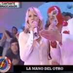 Virginia Da Cunha Instagram - Cantante Enmascarado #tbt #2014 Hace diez años me llamaron de Telefe para participar de este delirio.. mi primer reacción fue “no, gracias”, soy de tomarme tan en serio mi trabajo que no entendía el sentido de ir a divertirme un rato de esta manera. Además nunca miré televisión, para qué alimentarla? Por suerte terminé desafiando mi mente estrecha y a los pocos días estaba improvisando con @guridiyayo la peor versión de Time of my life que podía existir jaja Hoy me aparece este video para recordarme a jugar un poco màs, la felicidad y lo lúdico son mejores amigos. Feliz Jueves amigos, que se diviertan mucho este finde xxxL Se lo merecen!